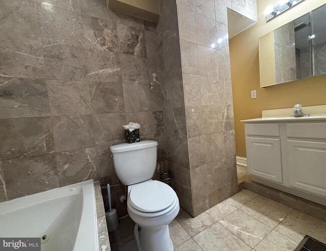 Building Photo - 1122 W Hamburg St