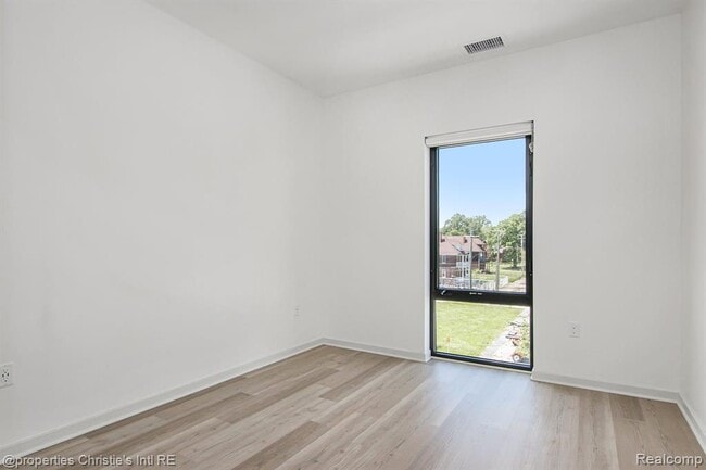 Building Photo - 7410 Kercheval Ave