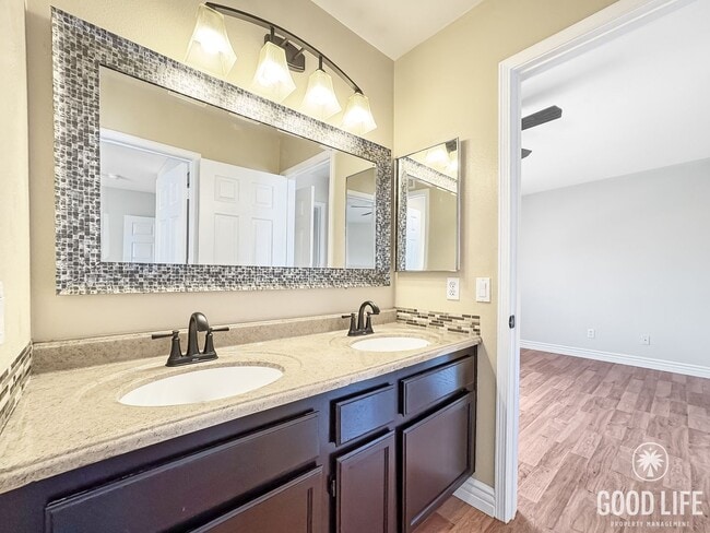 Building Photo - Immaculate 4Bd/2.5Ba Spacious Home with NE...