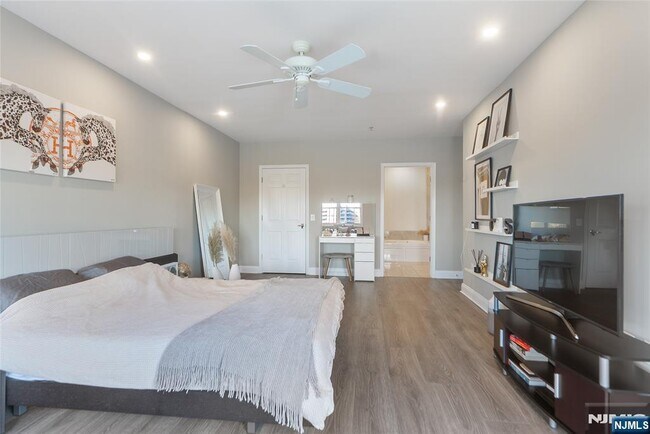 Building Photo - 302 The Promenade