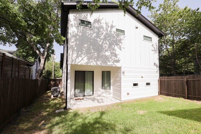 Building Photo - 1309 Cometa St