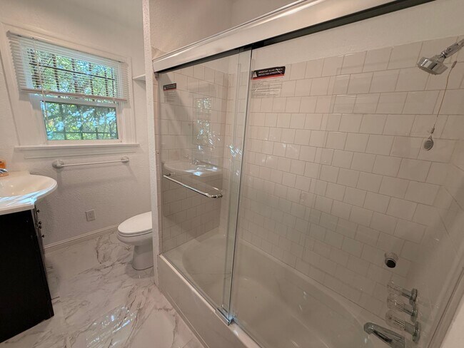 Building Photo - 2 Bed 1 Bath Available Now!