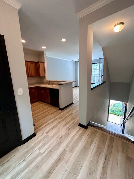 Building Photo - 1178 Village Ct SE