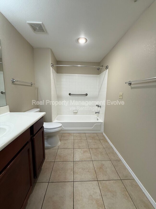 Building Photo - 750 E Northern Ave