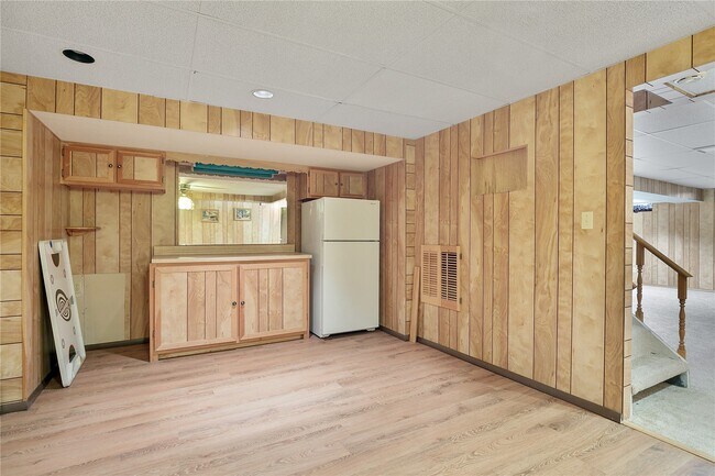 Building Photo - 15575 Clover Ridge Dr