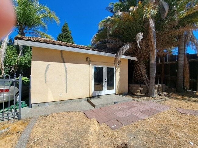 Building Photo - Expansive Oasis with a Guest House, Pool, ...