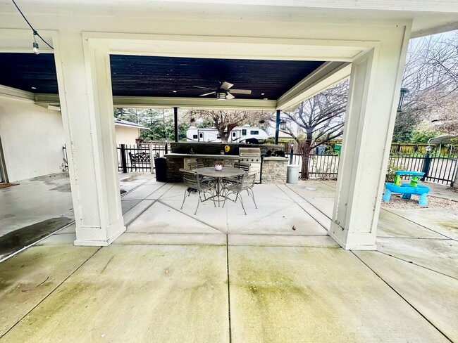 Building Photo - Gorgeous 4/3 Country Estate with 2000sf Barn