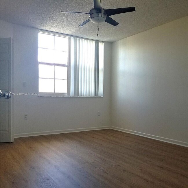 Building Photo - 19999 E Country Club Dr