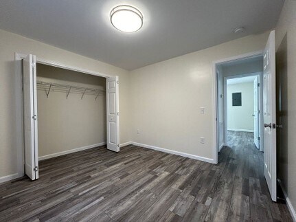 Building Photo - 2301 Lakeland Dr