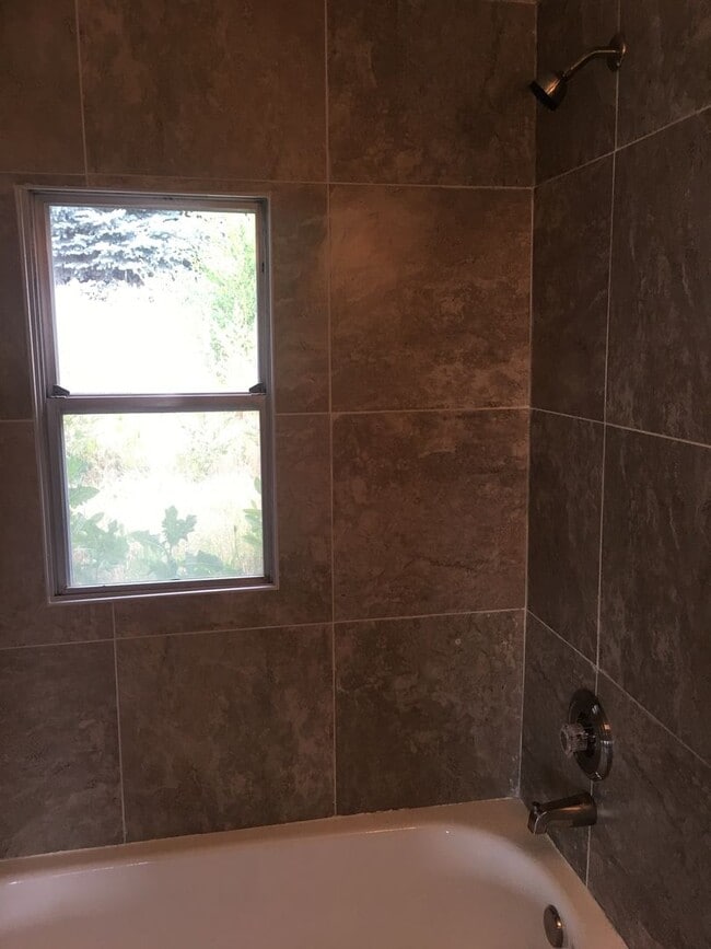 Building Photo - Three Bedroom Townhome;  Farmington, 1,100...