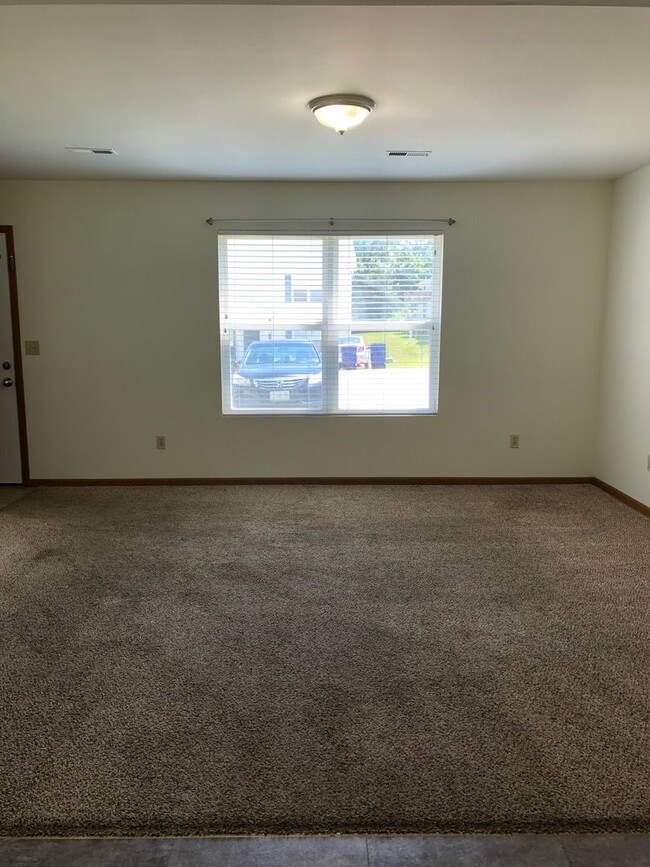 Building Photo - 415 Briden
