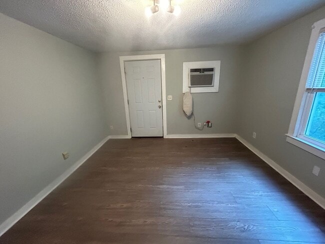 Building Photo - 2015 Holt Dr