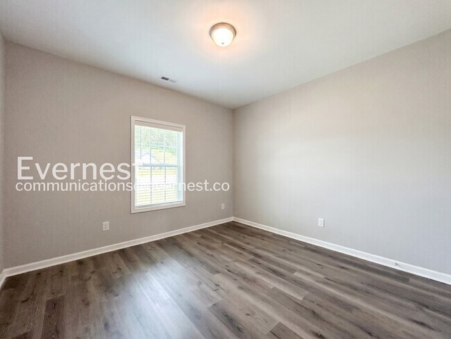 Building Photo - Limited Time Special Offer / 3 Bed/2 Bath Home with Garage / Pet-Friendly / Vouchers Accepted / A...