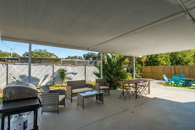 Building Photo - Fully Furnished 3BR/2BA St. Pete Home – Modern Updates & Prime Location