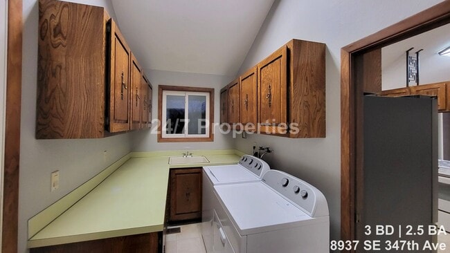 Building Photo - Not-So-Boring Living - 3BD Home with a View of Mt. Hood