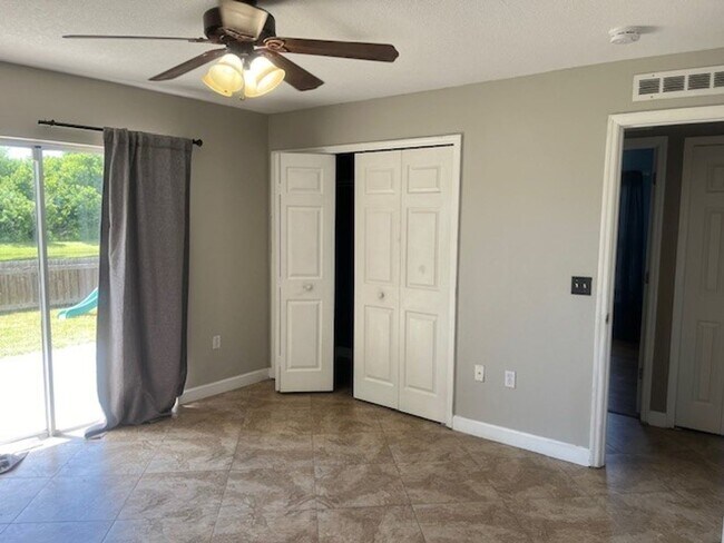 Building Photo - 3 Bedroom House with Large Back Yard