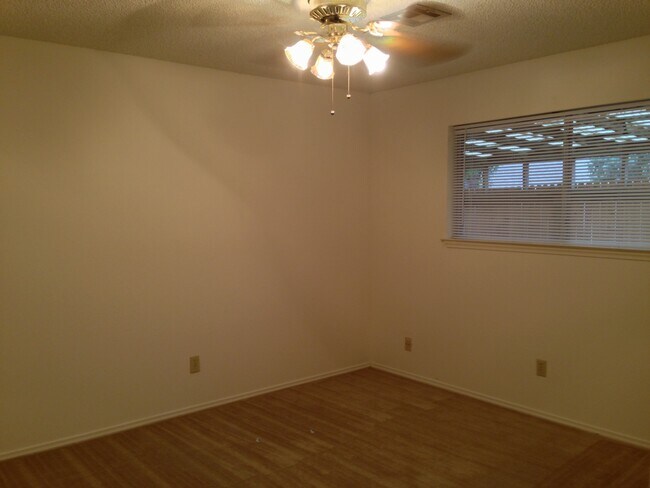 Building Photo - 5801 Roxanne Dr