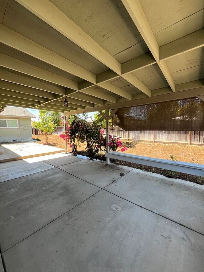 Building Photo - Available Now! Move-In Ready