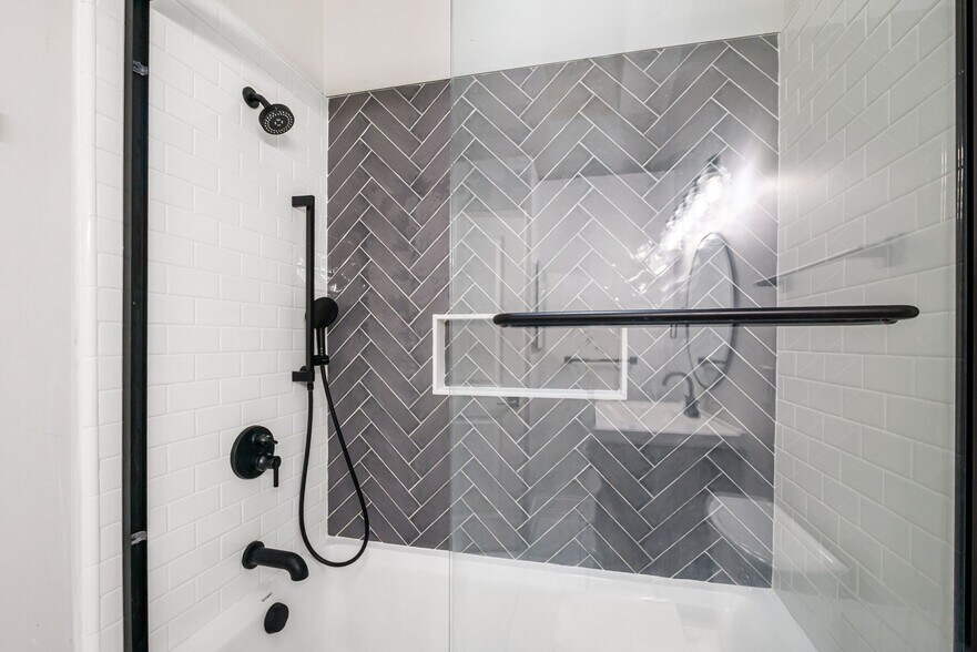 Building Photo - 38887 Country Cir