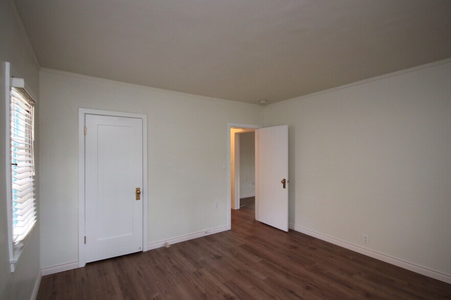 Building Photo - 2350 Marengo Ave