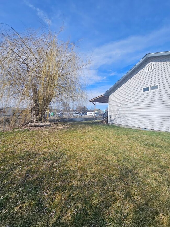 Building Photo - Cute 3 bed, 2 bath home in Nampa - Close t...