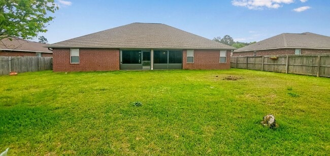 Building Photo - Clean and spacious home!