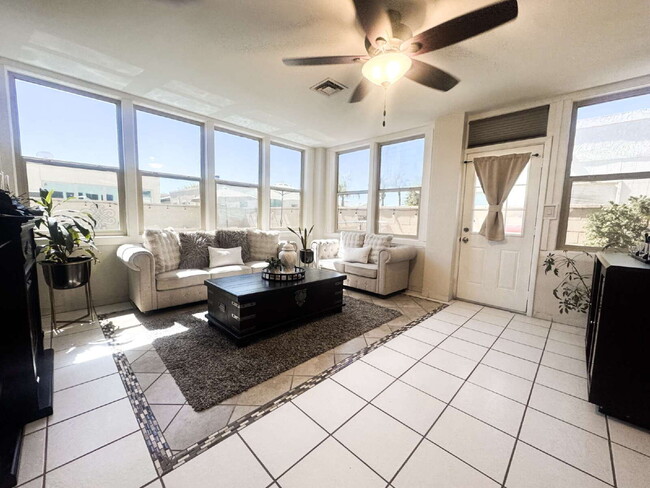 Building Photo - "Well Maintained 3 Bedroom, 2 Bathroom Poo...
