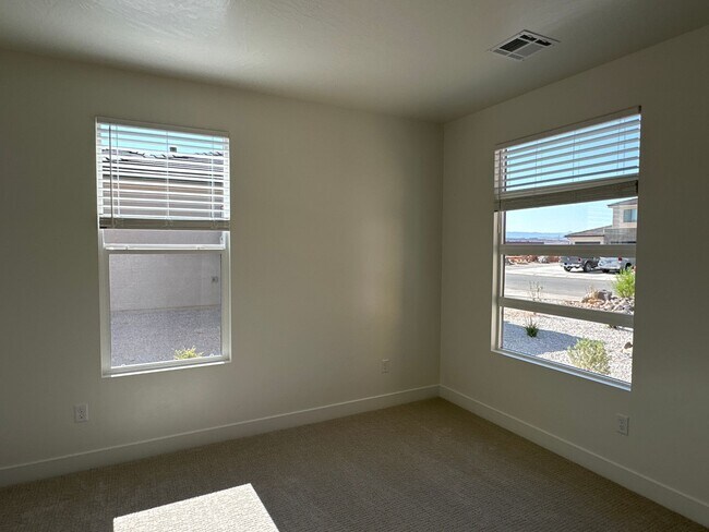 Building Photo - 3 bed plus office / 2.5 bath / 3 car Singl...