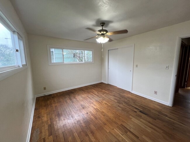 Building Photo - Cute 2 Bedroom House with Hardwood Floors!