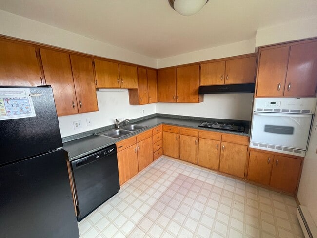 Building Photo - Moore (1371 SE 9th Ave &amp; 1370 SE 10th Ct.)