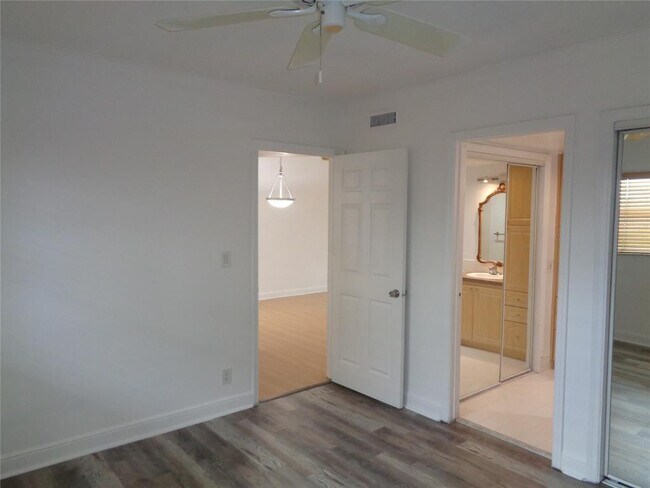 Building Photo - 4200 Crystal Lake Dr