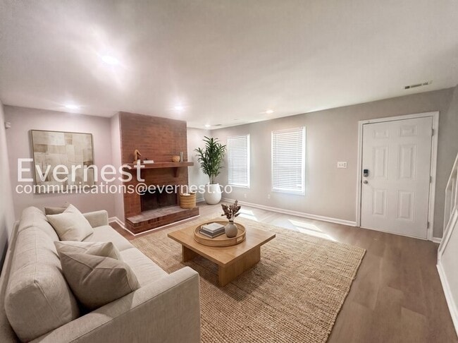 Building Photo - 2 Bed/2.5 Bath Town Home with Off-Street Parking / Available Soon!