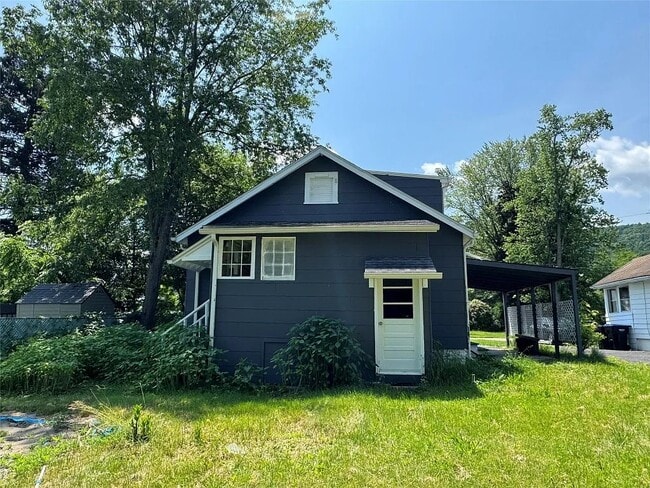 Building Photo - 400 Willow St