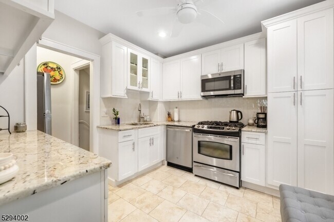 Building Photo - 85 Carteret St