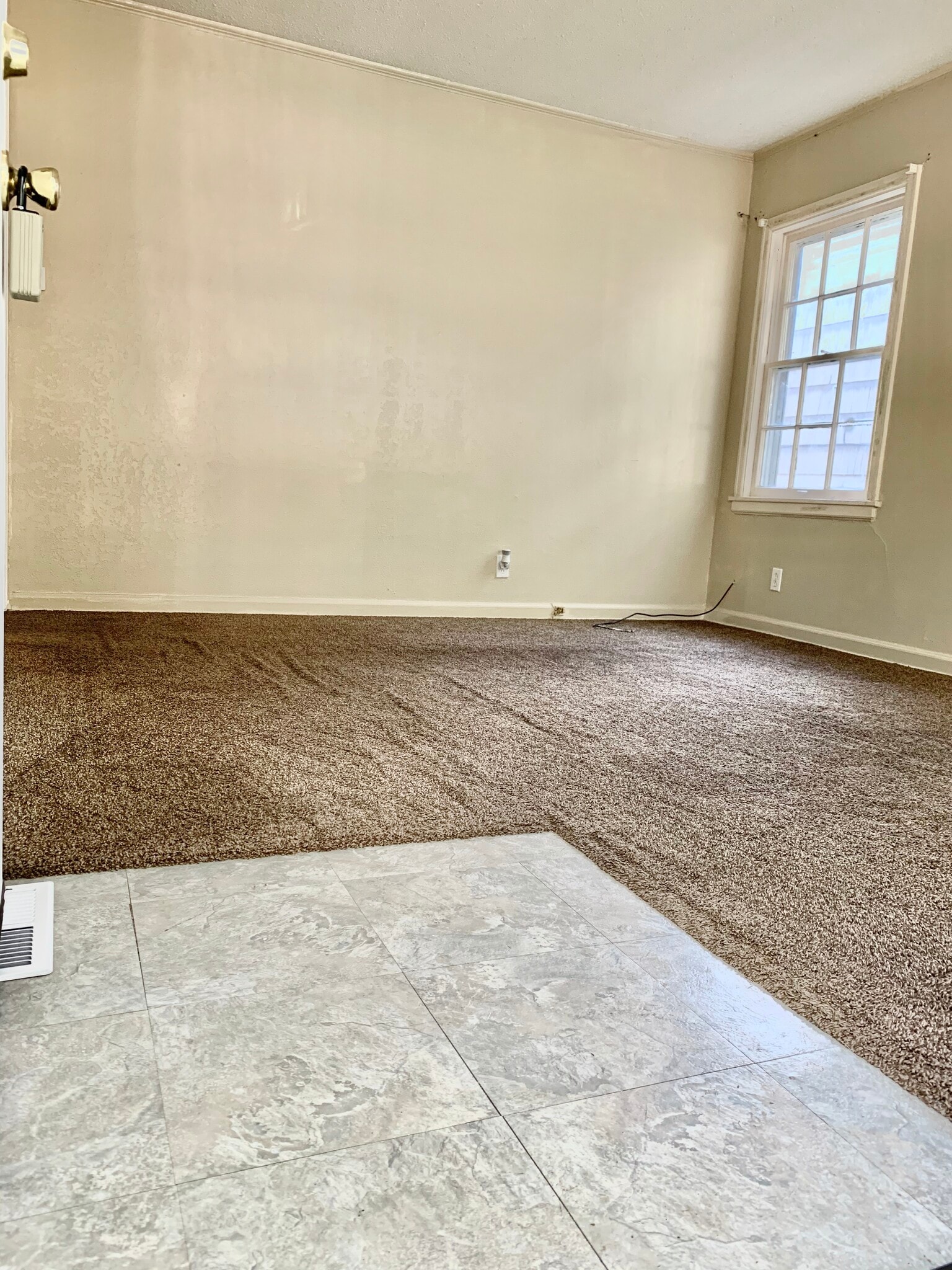 Living room pic 2 - 909 Cheyenne St