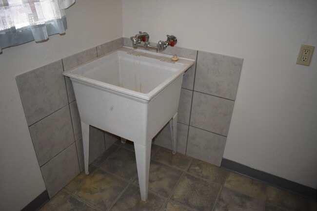 Building Photo - 7117 Pleasants Valley Rd