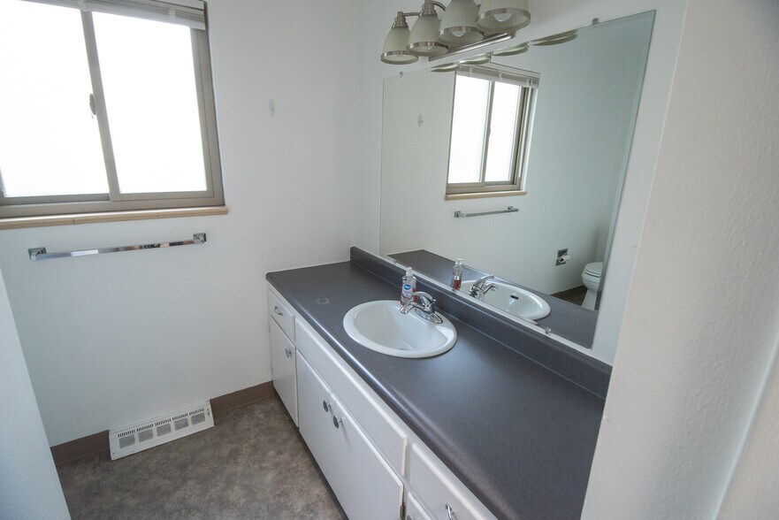 Building Photo - 9 Paramount Pky