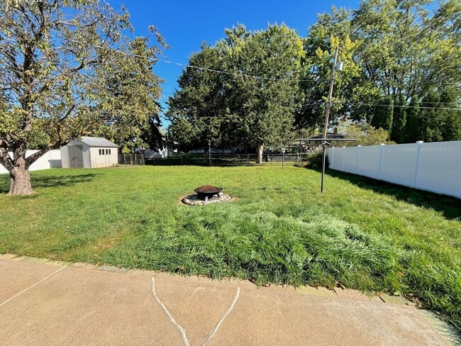 Building Photo - Sprawling 3bedroom 2bath Home in Roseville...