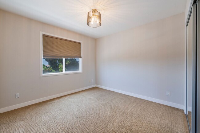 Building Photo - LUXURIOUS-CONTEMPORARY TOWNHOUSE W/ AMAZIN...