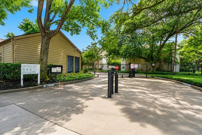 Building Photo - 10053 Westpark Dr