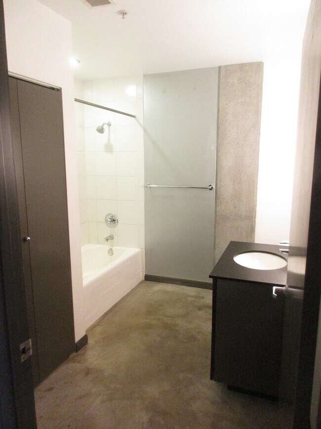 Building Photo - Streetcar Lofts - studio with 1 parking sp...