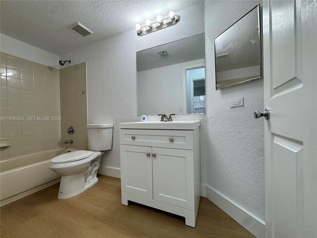 Building Photo - 2404 Belmont Ln