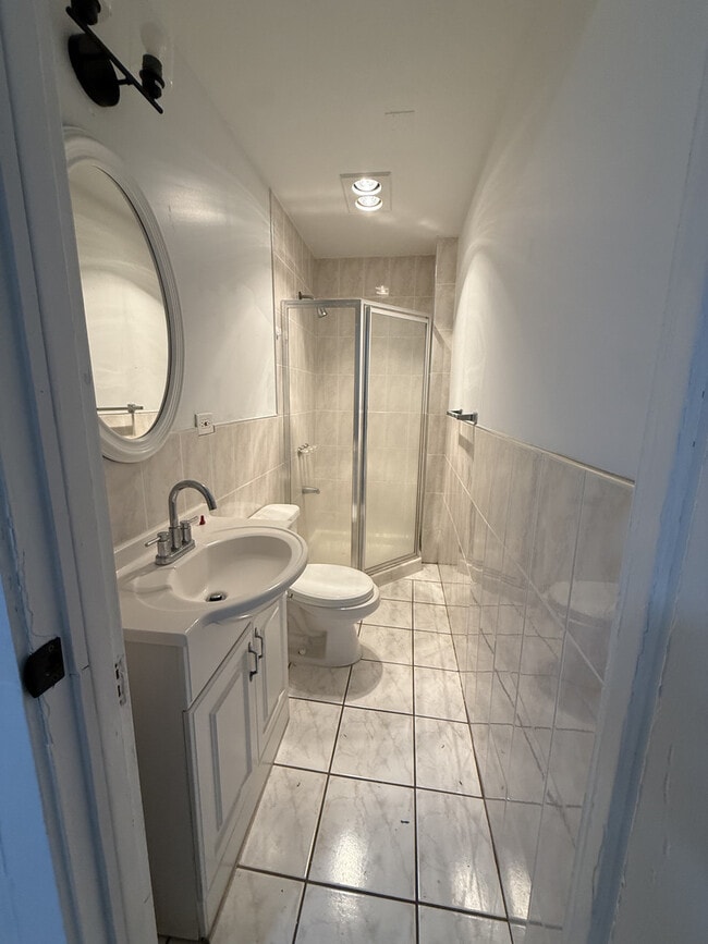 Building Photo - 6246 N Oakley Ave