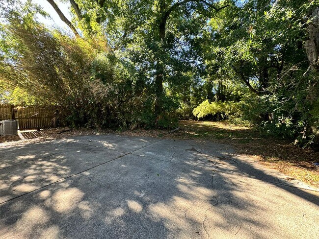 Building Photo - 2BR / 1 BA Riverside Downstairs Apartment ...