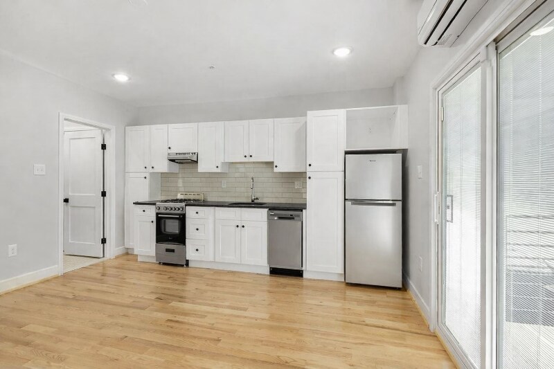 Building Photo - 1916 Poplar St