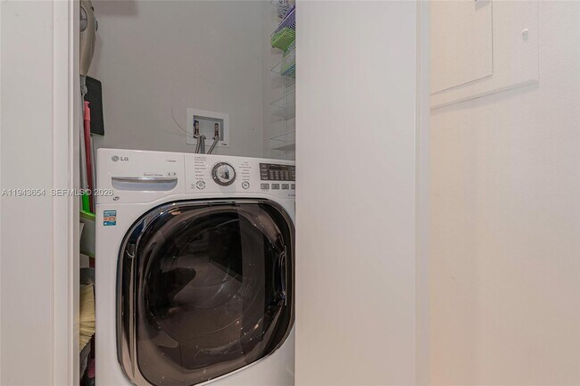 Building Photo - 200 Biscayne Blvd Way