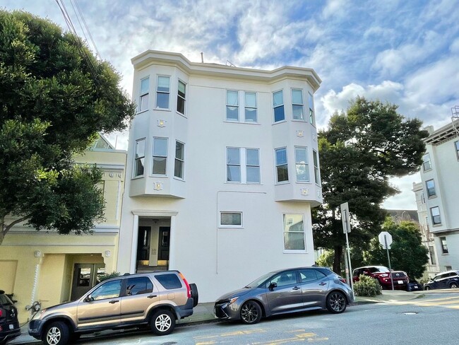 Building Photo - Spacious, Prime Presidio Heights Condo, Pa...