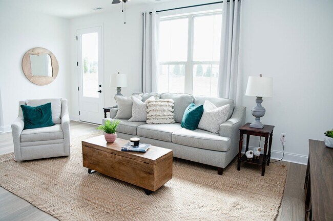 Building Photo - NEWLY RENOVATED with Washer and Dryer Incl...