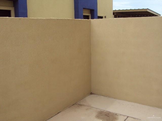 Building Photo - 11 W Daffodil Ave