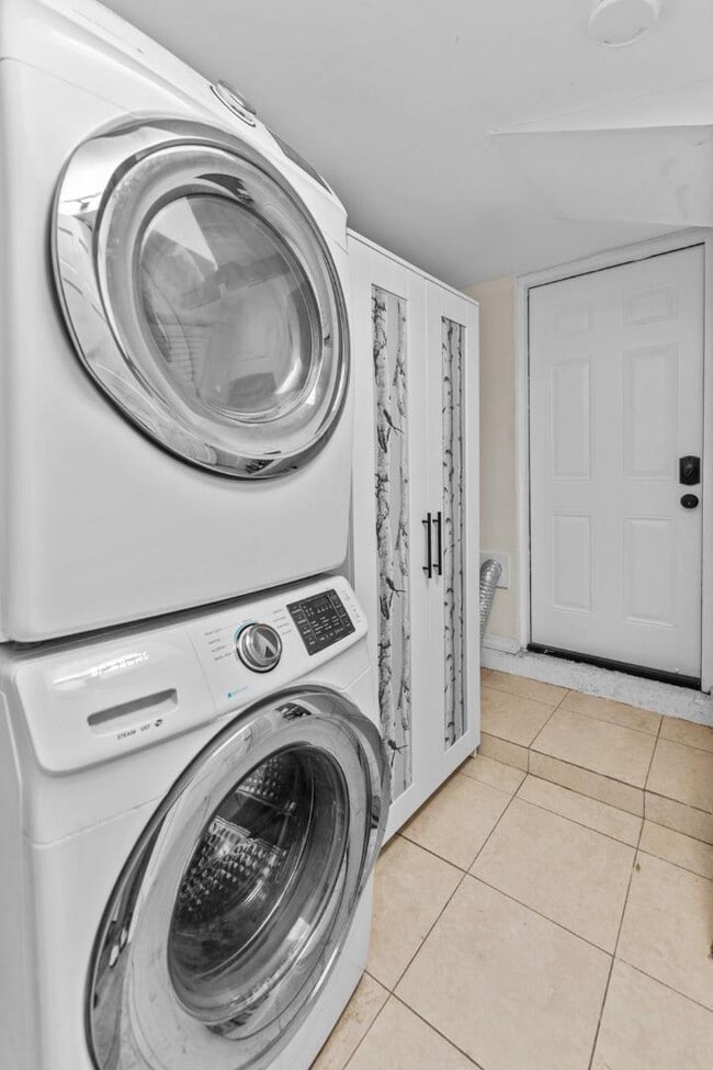 Building Photo - 3505 Iris St N